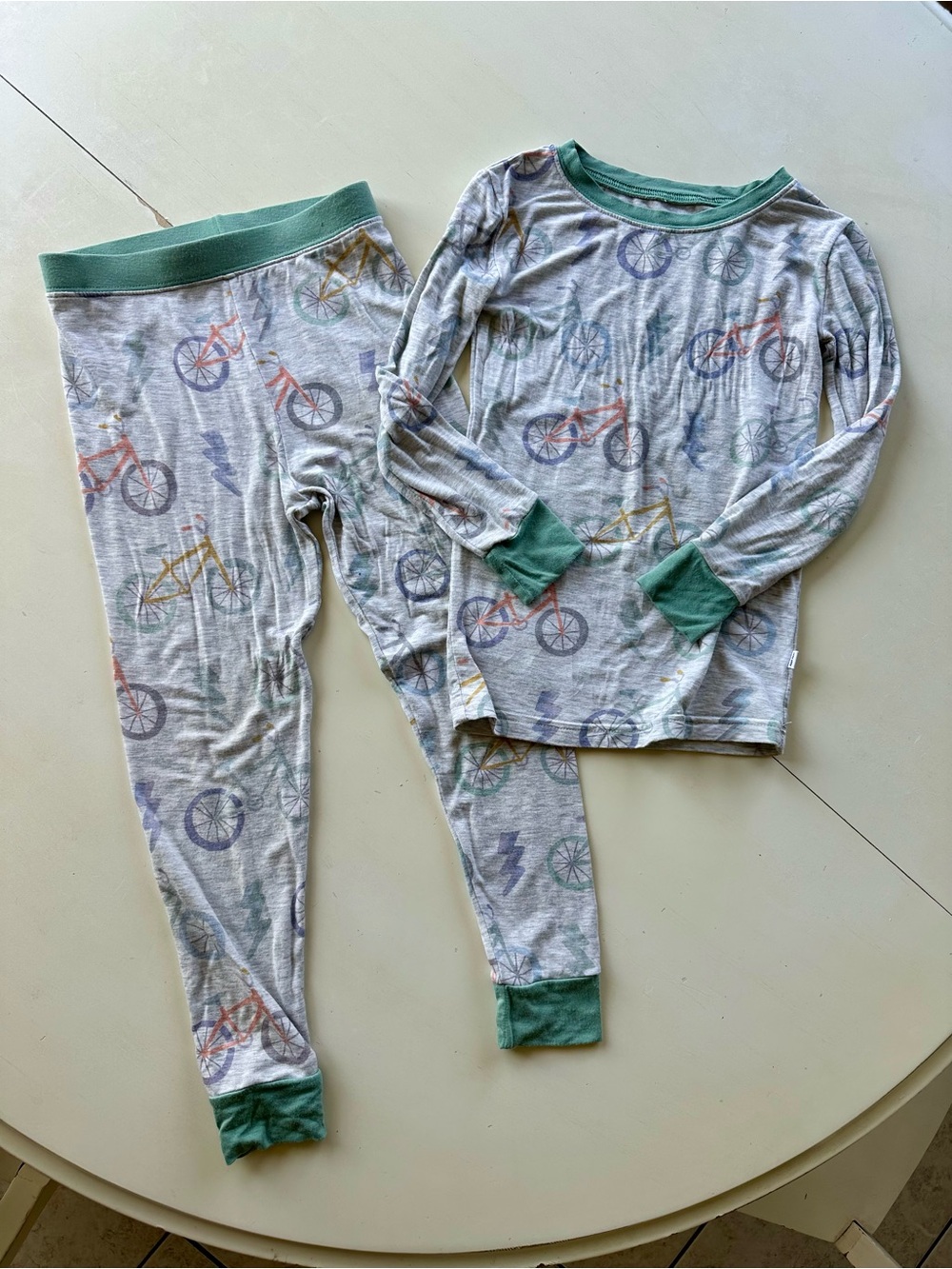 Little Sleepies two piece long sleeve pajamas 
Size: 4T